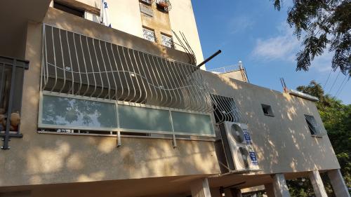 מעקה זכוכית+סורג גל: תמונה מס'419 קטגוריה:A