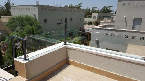 הגבהת מעקה זכוכית: תמונה מס' 403