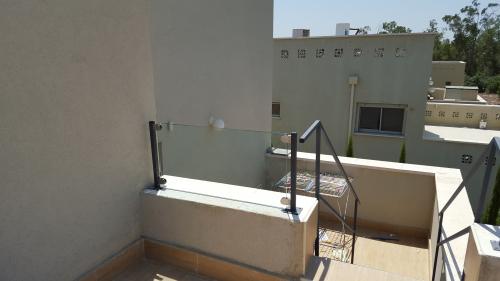 הגבהת מעקה זכוכית: תמונה מס' 402