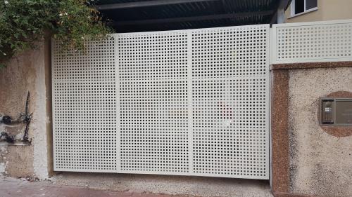 שערים וגדר פח מחורר: תמונה מס' 200