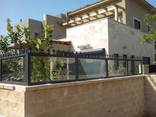 גדר בשילוב זכוכית: תמונה מס' 74