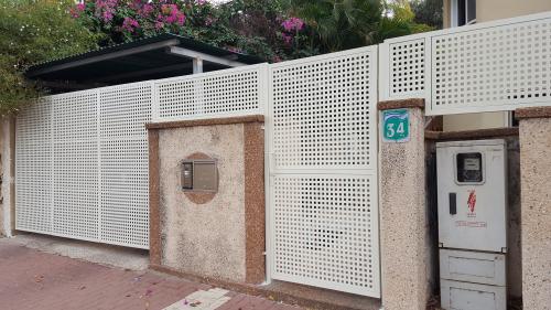 שערים וגדר פח מחורר: תמונה מס' 202