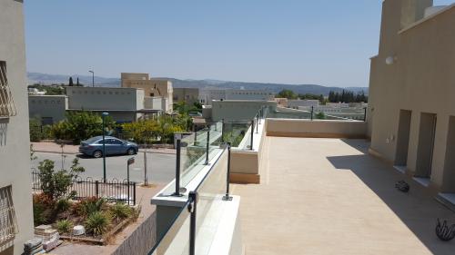 הגבהת מעקה זכוכית: תמונה מס' 404