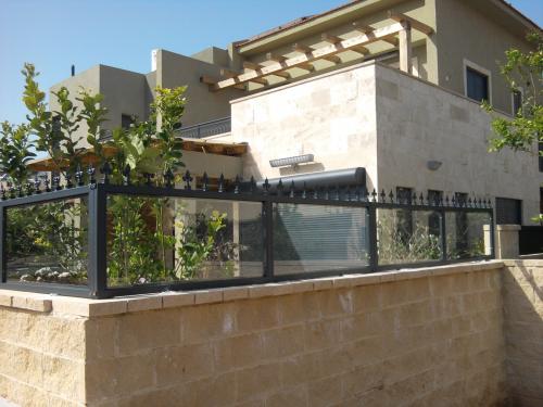 גדר בשילוב זכוכית: תמונה מס' 20